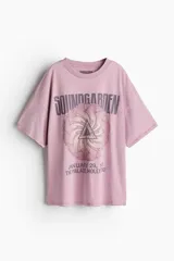Remera color lila con estampado del logo de la banda Soundgarden y la fecha de un concierto.