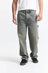 Pantalón jean celeste de corte carpenter, tiro medio, con presillas para cinturón y bolsillos laterales.