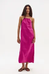Vestido midi fucsia de lino con tirantes finos.