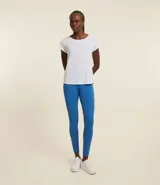 Remera blanca de microfibra con escote redondo y mangas cortas.