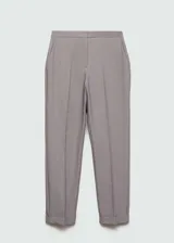 Pantalón de vestir color gris topo, de corte recto, con pinzas delanteras, bolsillos laterales y ruedo con vuelta.