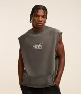 Musculosa sin mangas de algodón con cuello redondo en rib, bajo cortado a hilo y efecto desteñido. Presenta un estampado central con lettering en blanco.