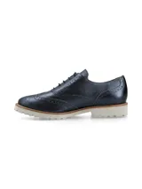 Zapato Oxford color bronce con detalles de perforaciones y suela blanca de goma.