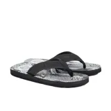 Ojotas negras con base estampada en blanco y negro con motivos geométricos y tribales. Tira de goma negra con logo de la marca.