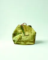 Bolso tipo bombonera color dorado metalizado, con asa corta y cierre de cordón ajustable.