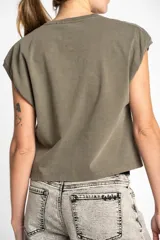 Remera color verde militar, corte crop, con mangas cortas y cuello redondo.