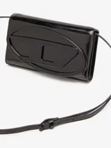 Cartera Diesel tipo sobre, color dorado metalizado, con logo ovalado en relieve. Incluye correa desmontable para usar como bandolera.