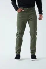 Pantalón de gabardina azul marino, corte slim fit, con bolsillos delanteros y traseros.