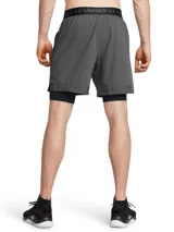 Short deportivo Under Armour modelo Vanish Woven 2in1 para hombre, color gris con calza interior negra. Confeccionado en tejido ligero, duradero y transpirable de secado rápido.