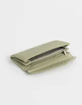 Billetera formato fichero de cuerina color crudo, con estampado de gatos de la suerte, corazones y flores. Tiene solapa con broche a presión, compartimentos para tarjetas y billetes.