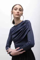 Top elastizado azul marino de jersey tricot suplex, con mangas largas y frunces diagonales en el frente.