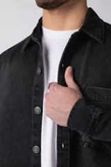 Chaqueta de jean celeste de corte recto, con cuello clásico, cierre frontal con botones metálicos y bolsillo de parche en el pecho.
