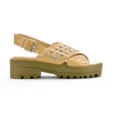 Sandalias con plataforma baja color beige, con capellada símil charol y tachas decorativas.
