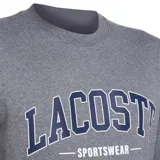 Buzo Lacoste gris con cuello redondo y mangas largas. Estampa frontal con el logo de la marca en azul marino y la leyenda "Sportswear".