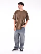 Remera blanca de corte oversized con logo pequeño estampado en el pecho.