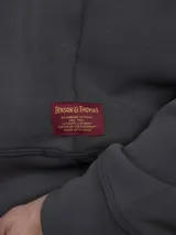 Buzo azul de corte clásico.