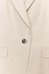 Blazer color beige confeccionada en hilatura con 25% lino. Tiene cuello solapa de muescas, manga larga con abertura y botones, bolsillos con solapa en delantero, forro interior y cierre frontal con botón.
