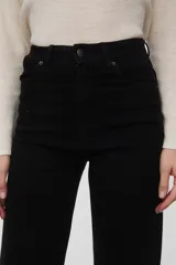 Pantalón de corte recto color marrón, con diseño clásico y cierre frontal.