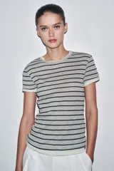 Camiseta gris con rayas horizontales negras, cuello redondo y mangas cortas.