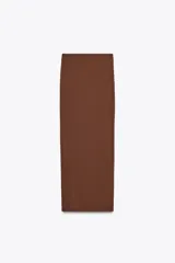 Falda midi color marrón chocolate, de tiro alto con cintura elástica, detalle de frunces en un lateral y abertura frontal.