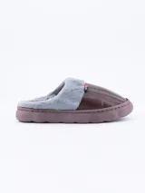 Pantuflas cerradas color gris con interior de piel sintética y detalle de costuras blancas.