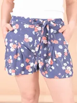 Short pollera azul con estampado floral, cintura alta y lazo para ajustar.