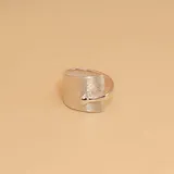 Anillo ancho de plata 925 satinada con detalle de barra horizontal.