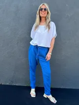 Pantalón babucha azul eléctrico de algodón tramado, con cintura elastizada y cordón ajustable.