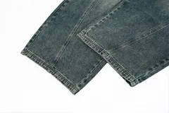 Pantalón de jean de corte extremadamente ancho (hiper baggy) con lavado oscuro y efecto desgastado. Presenta costuras marcadas en el frente y bolsillos delanteros y traseros.