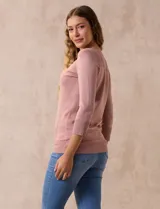 Buzo rosa de tejido combinado, con cuello redondo y mangas 3/4 con detalle de botones.