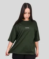 Remera negra de algodón, corte oversize y mangas cortas. Estampado frontal pequeño con la palabra 'GAINS.' en color blanco.