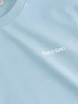 Remera celeste de algodón con cuello redondo y logo de Calvin Klein bordado en blanco en el pecho.