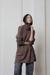 Sweater oversized de cuello alto en color verde oliva, con bolsillos frontales y tejido suave.