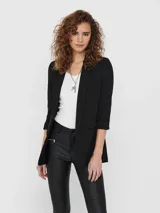 Blazer negro de corte clásico con mangas 3/4, solapas y bolsillos delanteros con vista.