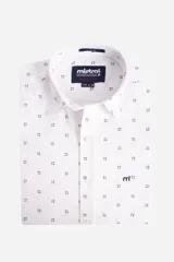 Camisa de manga corta marca Mistral, confeccionada en tejido de popelina con un estampado geométrico pequeño en toda la prenda. Presenta un cuello clásico, cartera abotonada frontal, calce slim fit y el logo de la marca bordado en el pecho.
