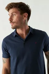 Remera con cuello polo en tejido buttoné, corte regular, logo bordado y mangas cortas.