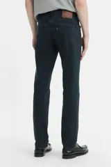 Jean negro de corte slim fit, elaborado en mezcla de algodón y lyocell, con tiro medio y diseño sin elasticidad.