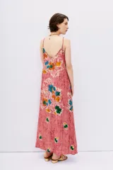 Vestido largo con escote en V, confeccionado en viscosa estampada y breteles trenzados.