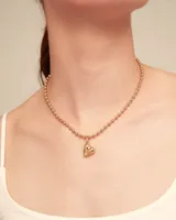 Charm en forma de corazón color dorado, ideal para personalizar joyas.