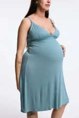 Camisón maternal celeste de rib con breteles regulables y clip para liberar el busto. Tiene elástico bajo el busto y falda amplia.