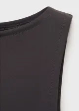 Top marrón de cuello barco y tirantes anchos, de tejido elástico y diseño entallado.