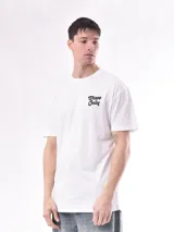 Remera blanca de algodón con cuello redondo y estampado pequeño en el pecho con la frase "Disco Only".