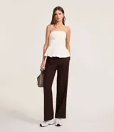 Pantalón de vestir marrón chocolate, de corte recto, con cintura alta, trabillas para cinturón, cierre con botón y cremallera, pliegues frontales y cinturón con hebilla.