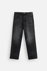 Pantalón de jean negro con efecto lavado, corte flare, cinco bolsillos, cierre frontal con cremallera y botón, y bajo con acabado irregular.