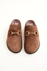 Mocasines tipo sueco de cuero gris con detalle de hebilla dorada.
