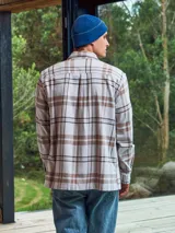 Sobrecamisa a cuadros color crema, marrón y blanco, de manga larga con cierre de botones y bolsillos en el pecho.