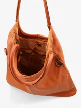 Cartera de cuero color marrón con asa corta y correa larga.
