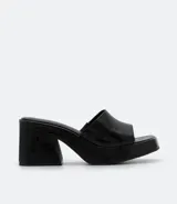 Sandalia mule negra con plataforma, tira ancha y puntera cuadrada.