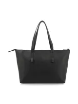 Cartera shopper de PU color marrón claro, con formato rígido, doble asa de hombro y cierre superior con cremallera. Incluye logo metálico de la marca y bolsillo interno.