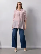 Camisa larga de rayón marca Robert Louis, con estampado a rayas verticales en tonos coral y blanco. Tiene cuello con solapa, abertura central con botones, mangas largas regulables con presilla y botón, y tajos laterales.